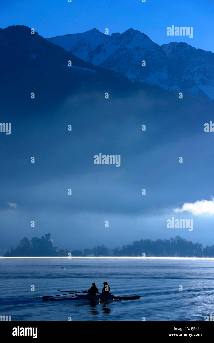 Lake Annecy in morning fog, Chateau de Duingt im Hintergrund, France, Savoie, Haute Savoie Stock Photo