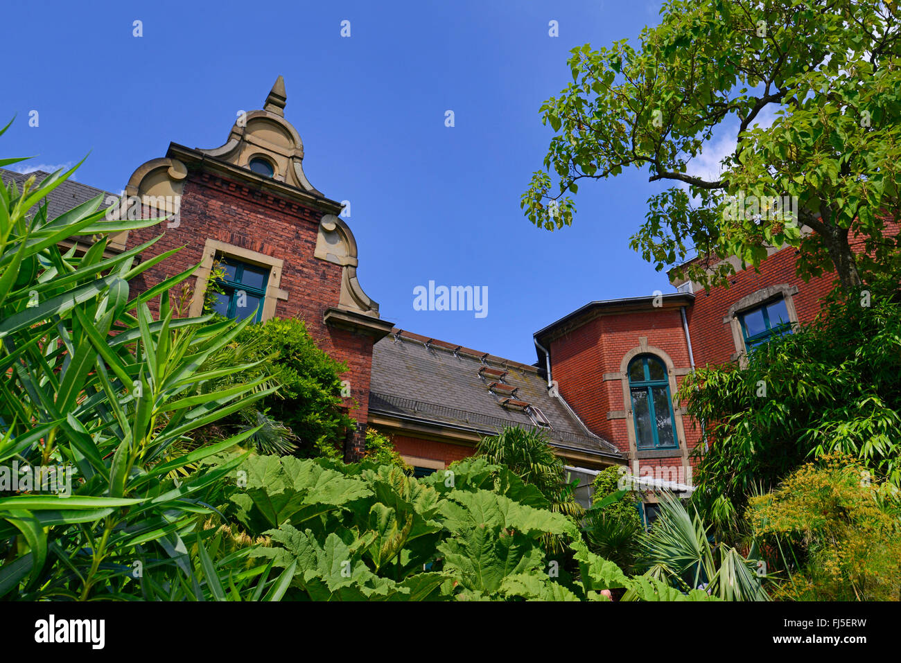 brick building; facade of the Eller sche Villa at the Botanical Gardens