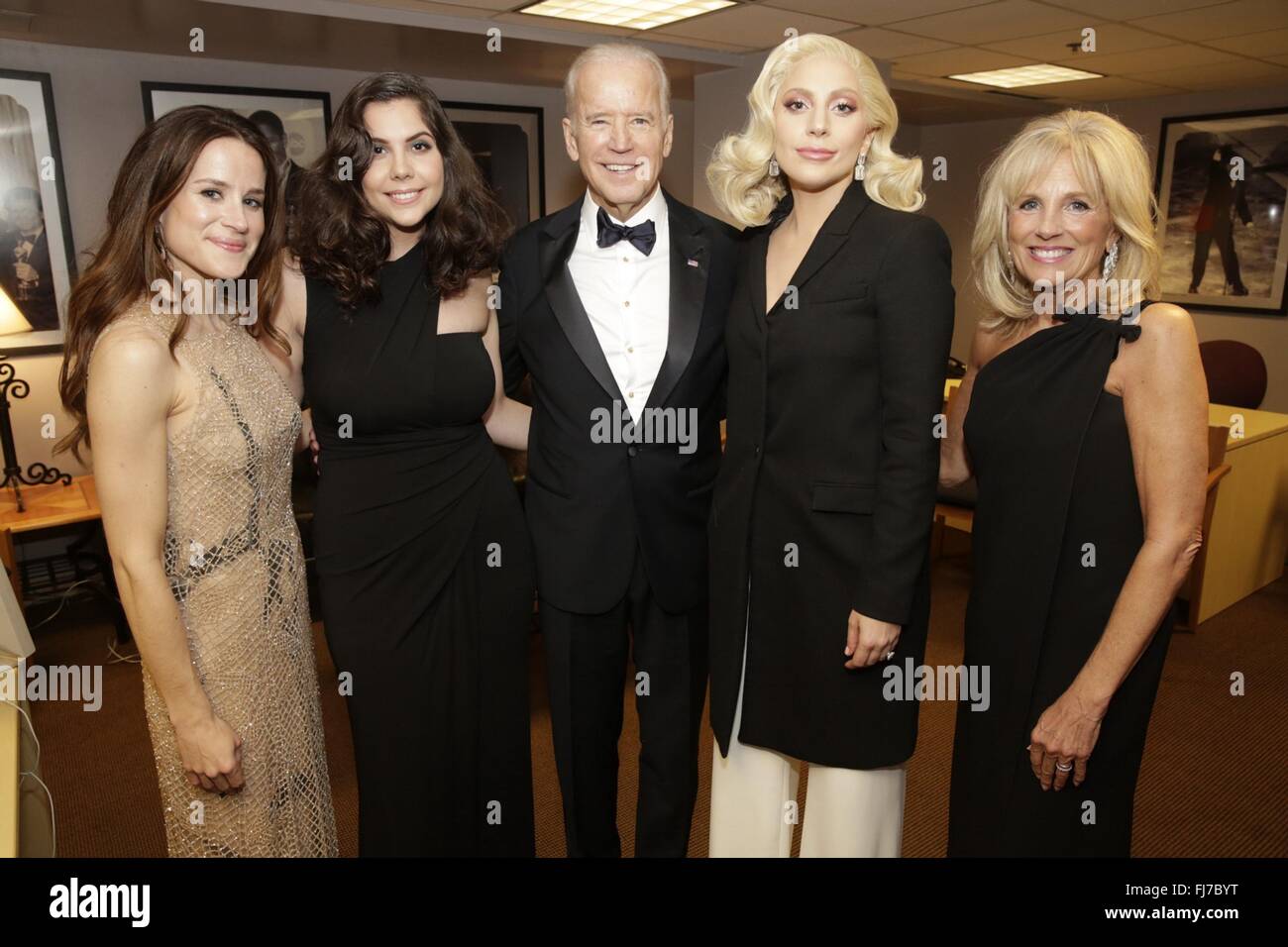 Los Angeles, USA. 28th Feb, 2016. U.S Vice President Joe Biden, center, poses with daughter Ashley Biden, left, Natali Germanotta, Lady Gaga and his wife Dr. Jill Biden backstage during the 88th Academy Awards ceremony February 28, 2016 in Los Angeles, California. Stock Photo