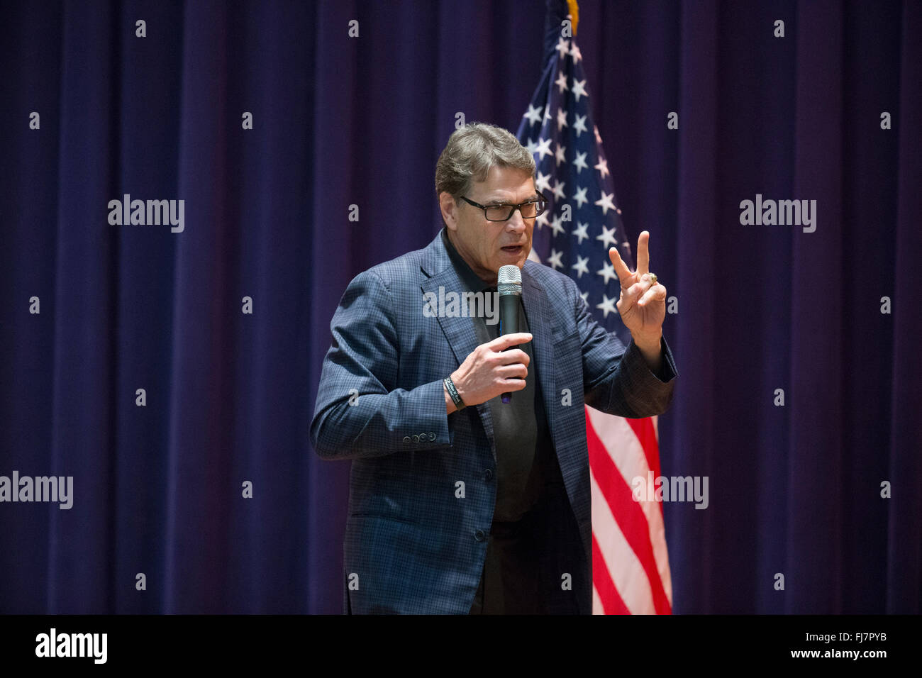 Former Texas Gov. Rick Perry warms up crowd at rally in San Antonio for Republican presidential nominee candidate Ted Cruz Stock Photo