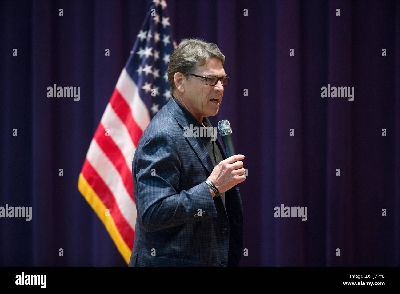 Former Texas Gov. Rick Perry warms up crowd at rally in San Antonio for Republican presidential nominee candidate Ted Cruz Stock Photo