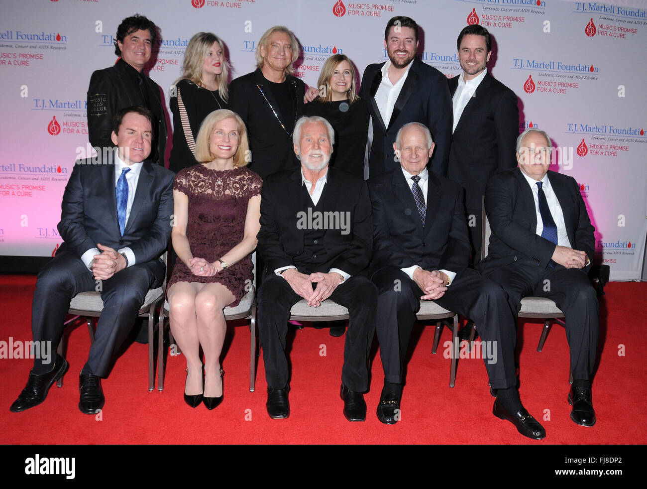 Nashville, TN, USA. 5th Oct, 2013. 29 February 2016 - Nashville, Tennessee - Jackie Wilson, T.J. Martell Foundation's Laura Heatherly, Gibson's Dave Berryman, Big Machine Label Group's Scott Borchetta, Joe Walsh of The Eagles, Nashville Mayor Megan Barry, CMT's Leslie Fram, Chris Young, and Charles Esten; (front row, l-r): honorees Brian Phillips, Dr. Jennifer Pietenpol, Kenny Rogers, Aubrey Harwell, and Frederick W. Smith. T.J. Martell Foundation 8th Annual Nashville Honors Gala held at the Omni Hotel. Photo Credit: Laura Farr/AdMedia © Laura Farr/AdMedia/ZUMA Wire/Alamy Live News Stock Photo