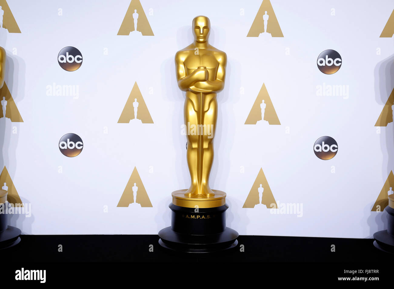 Оскар. Бедные несчастные номинации на оскар. Статуя оскара фото. Статуэтки похожие на оскар. Бедные несчастные номинации на оскар.