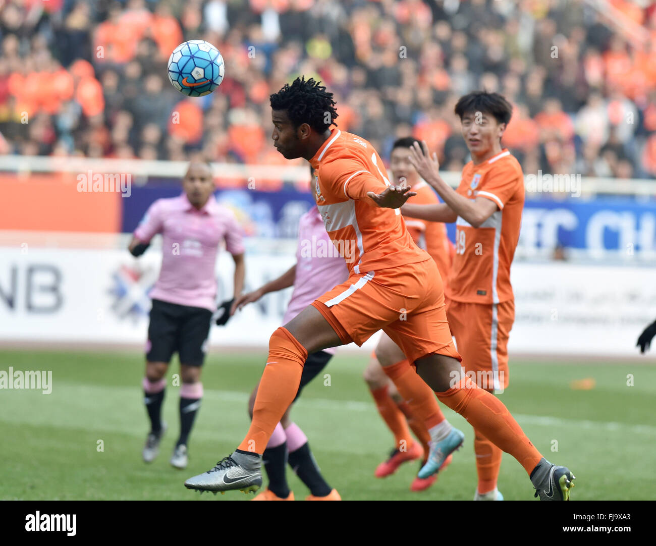 Jinan, China's Shandong Province. 1st Mar, 2016. Carlos Gilberto Silva (front) of China's Shandong Luneng FC heads the ball during the group F match against Thailand's Buriram United at the AFC Champions League 2016 in Ji'nan, east China's Shandong Province, on March 1, 2016. Shandong Luneng FC won 3-0. Credit:  Xu Suhui/Xinhua/Alamy Live News Stock Photo