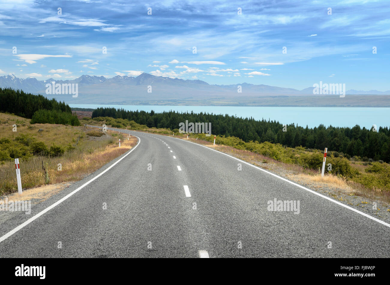 Mt. Cook Road at Lake Pukaki, Mount Cook National Park behind, Pukaki, Canterbury Region, New Zealand Stock Photo