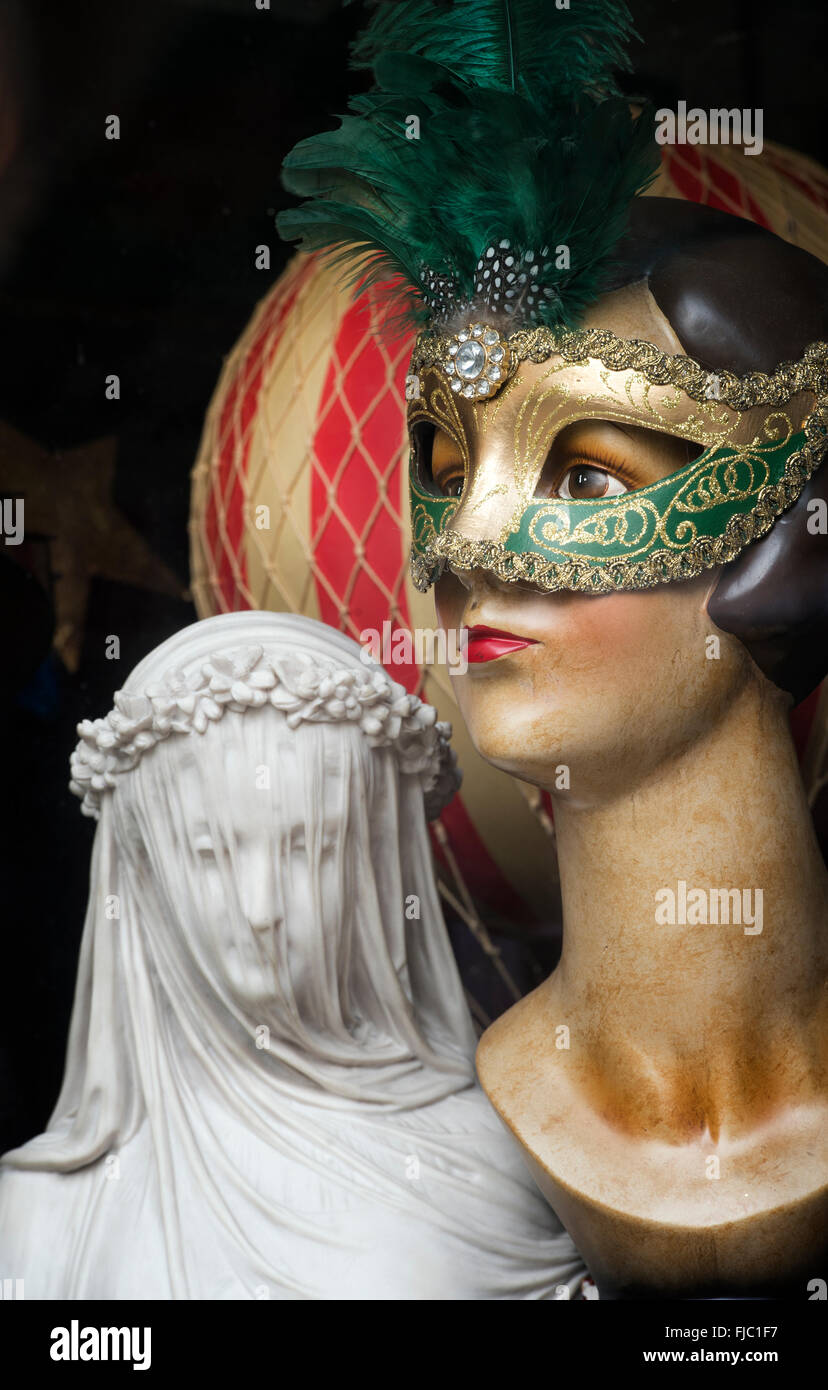 Venetian mask on a manikin head and a Replica Veiled Maiden bust in the Scriptum shop window, Turl Street, Oxford, England Stock Photo