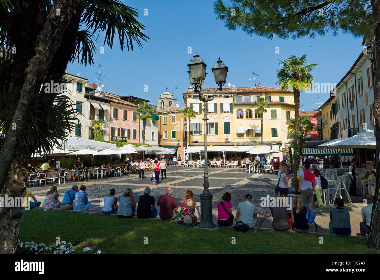 Piazza Gisose Carducci, Sirmione, Gardasee, Lombardei, Italien | Piazza Giosue Carducci, Sirmione, Lake Garda, Lombardy, Italy Stock Photo
