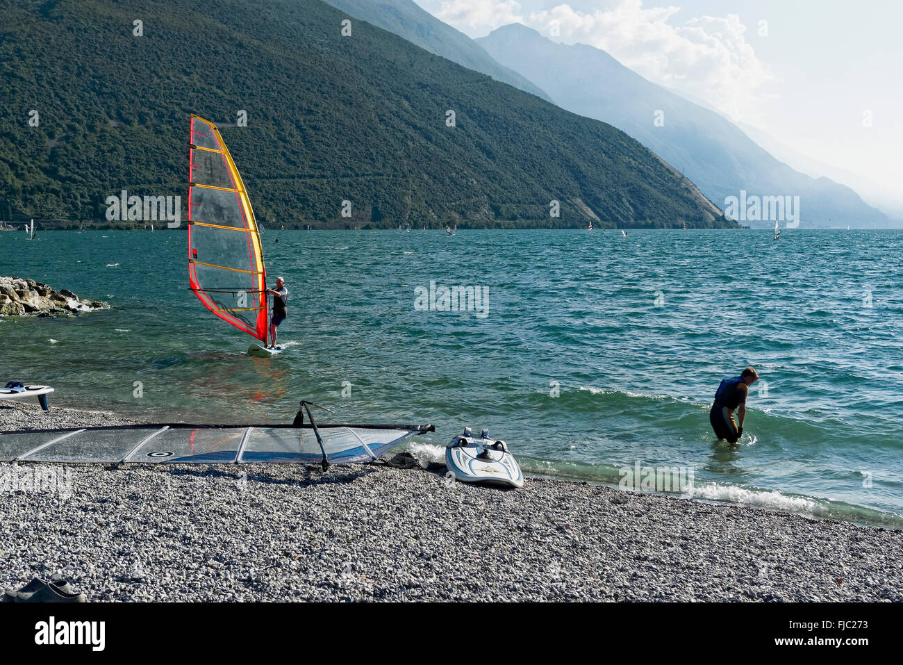Strand, Windsurfer, Torbole, Gardasee, Trentino, Italien | Beach, wind surfers, Torbole, Lake Garda, Trentino, Italy Stock Photo