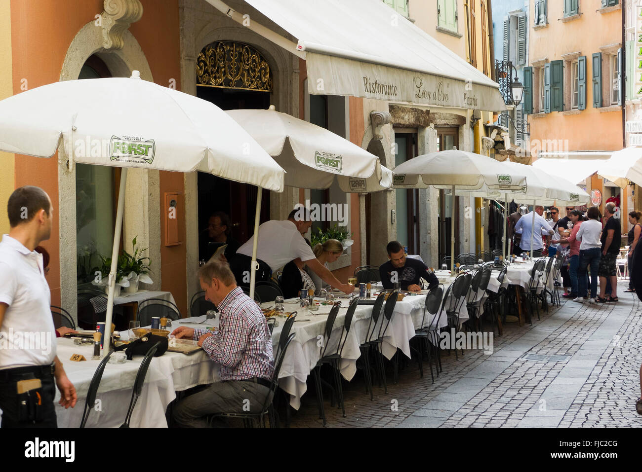 Restaurant in Altstadt, Riva del Garda, Gardasee, Trentino, Italien | old town, Riva del Garda, Lake Garda, Trentino, Italy Stock Photo
