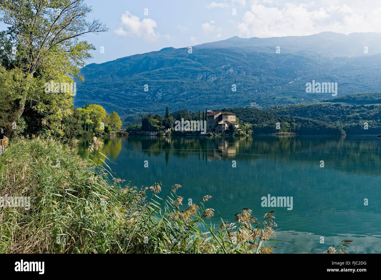 Lago di Toblino mit Schloss Castel Toblino, Trentino, Italien | Lake Toblino with its castle Castel Toblino, Trentino, Italy Stock Photo