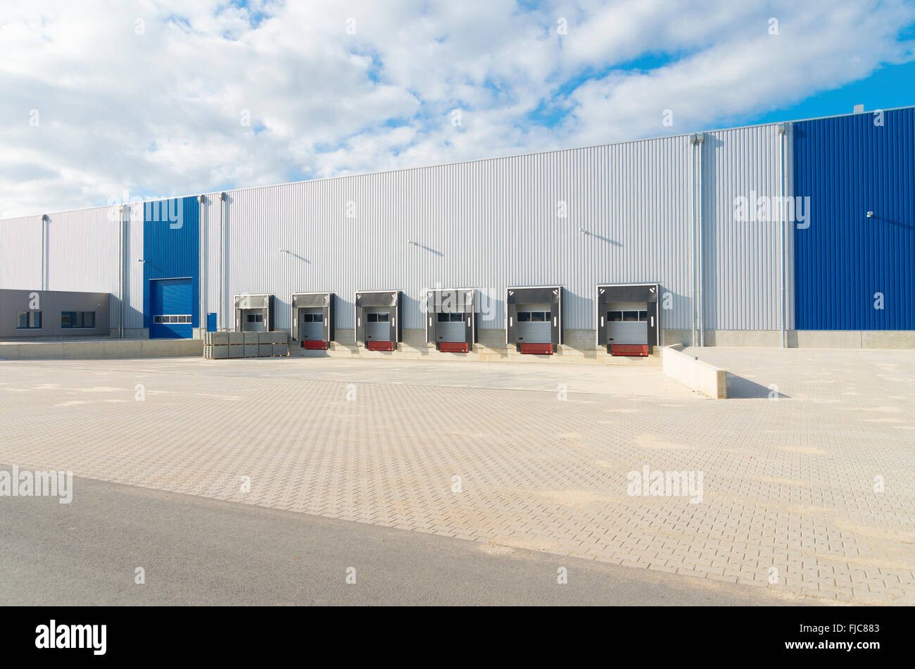 Warehouse exterior loading dock hires stock photography and images Alamy