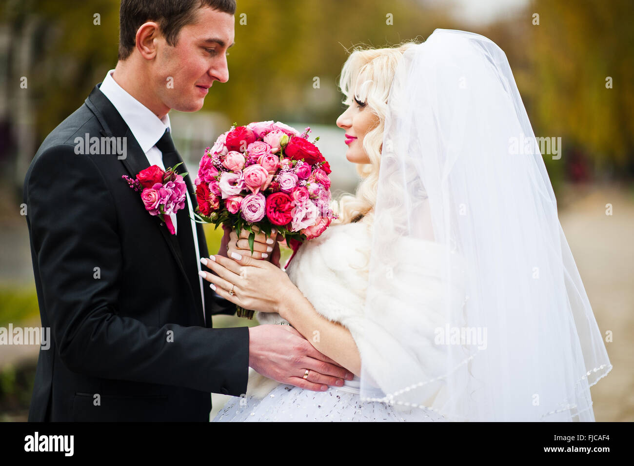 Close up portrait of happy wedding couple Stock Photo - Alamy
