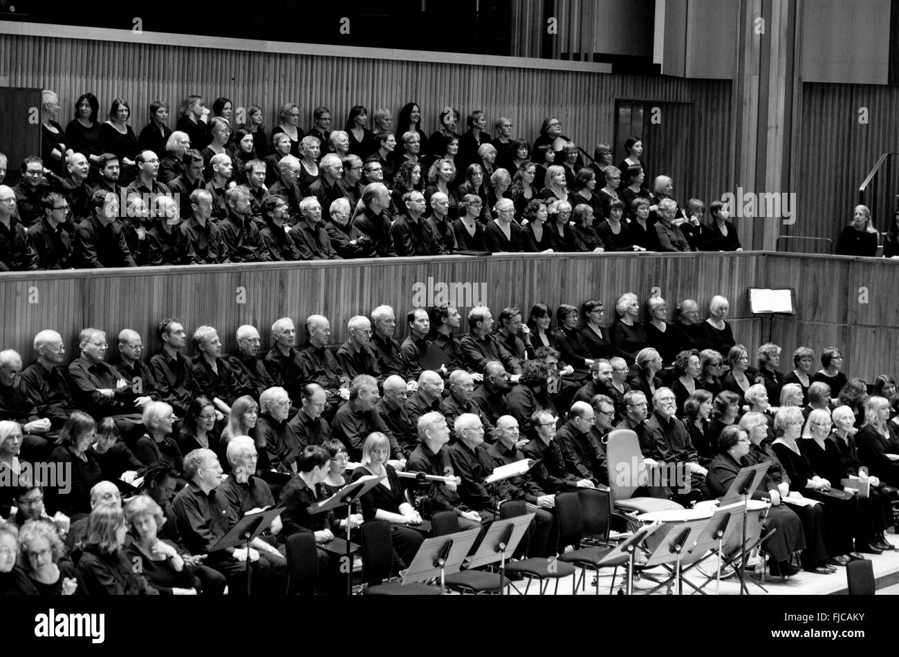 Black and white photo of a choir and part of an orchestra in the Southbank Centre's Royal Festival Hall Stock Photo