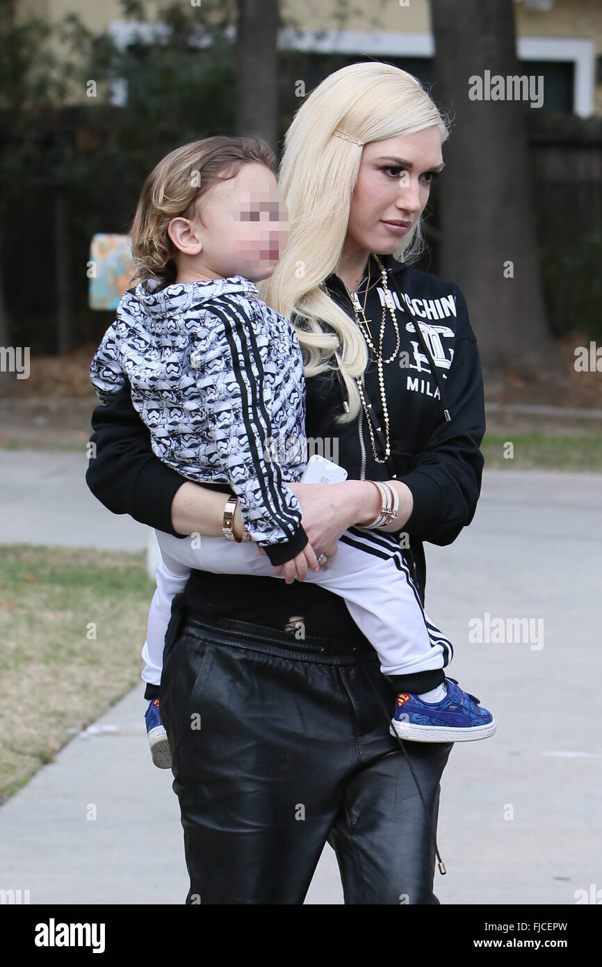 Gwen Stefani leaves a children's birthday party with her son Apollo