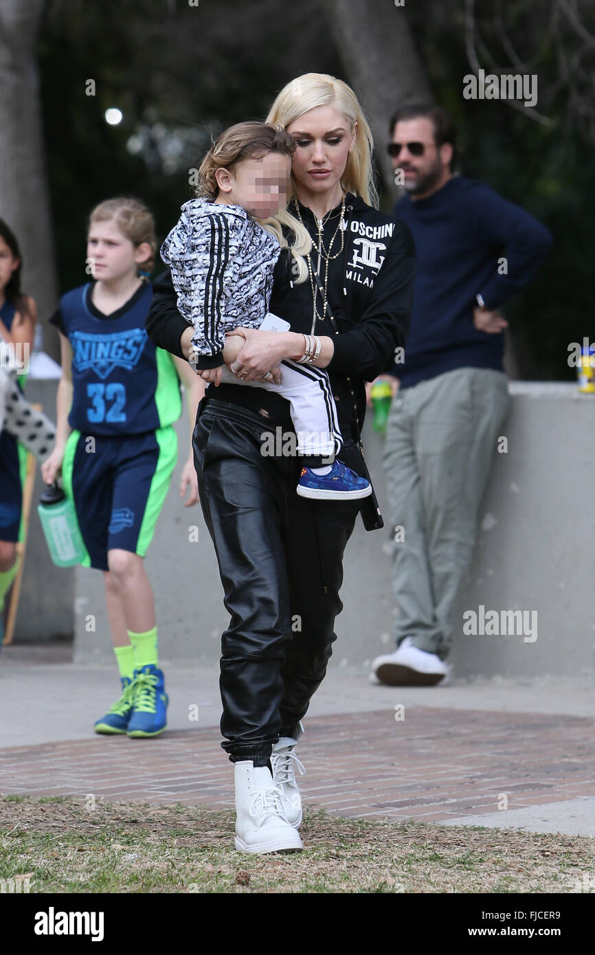 Gwen Stefani leaves a children's birthday party with her son Apollo