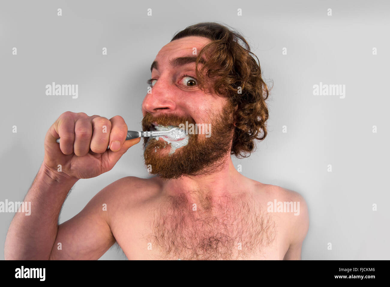 Мужик чистит зубы. Чистка зубов мужчина. Мужчина чистит зубы. Мужчина чистит зубы на белом фоне. Бородатый зуб.