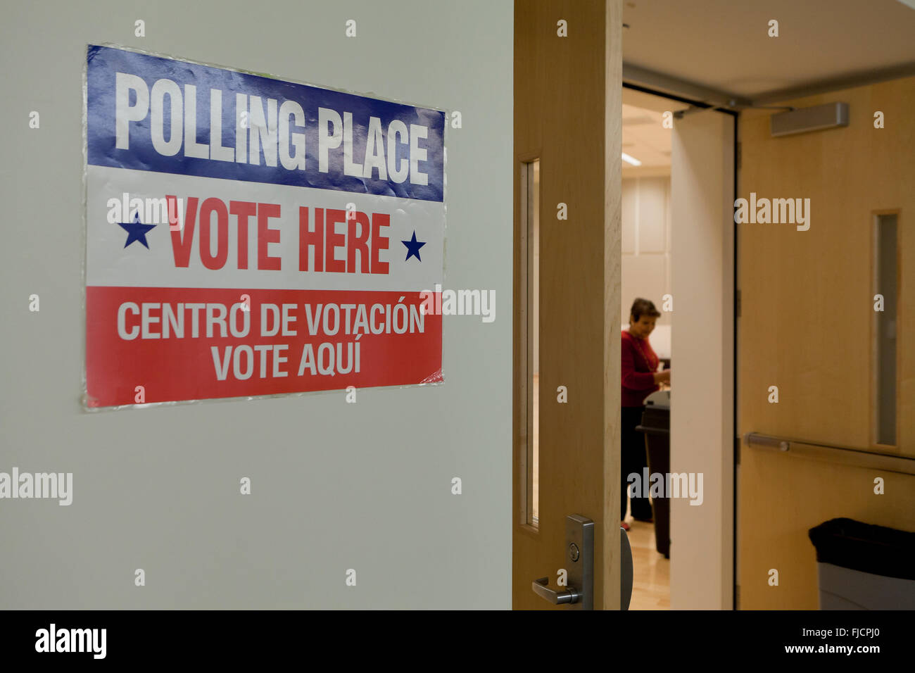 Arlington, Virginia, USA. 1st March, 2016. Virginians cast their votes in a pooling place for the US presidential primary in Arlington, on this Super Tuesday. Pictured: 'Polling Place, Vote Here sign.  Credit:  B Christopher/Alamy Live News Stock Photo