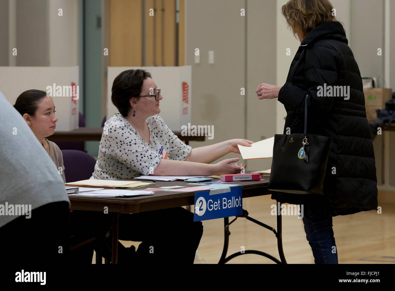 Arlington, Virginia, USA. 1st March, 2016. Virginians cast their votes in a pooling place for the US presidential primary in Arlington, on this Super Tuesday. Credit:  B Christopher/Alamy Live News Stock Photo