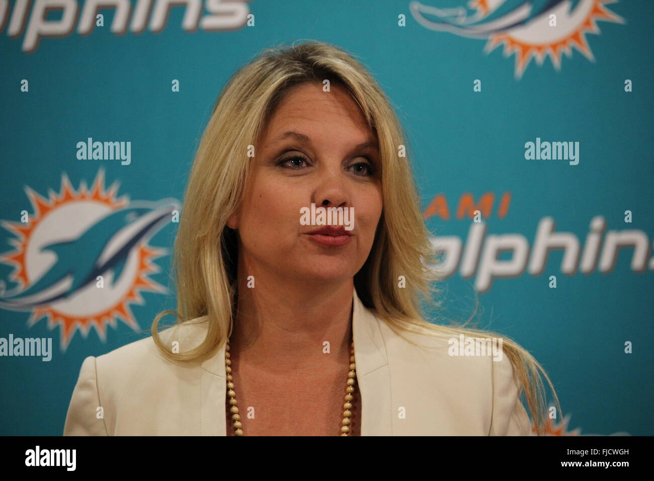Rio de Janeiro, Brazil, 1 March 2016: The Miami Dolphins NFL team is seeking cheerleaders in Rio de Janeiro. On the afternoon of Tuesday the entertainment Director Dorie Grogan attended a press conference to talk about the opportunity to become a cheerleader of a great football team. Also participated in the press conference the cheerleaders Kristan and Allison. Credit:  Luiz Souza/Alamy Live News Stock Photo