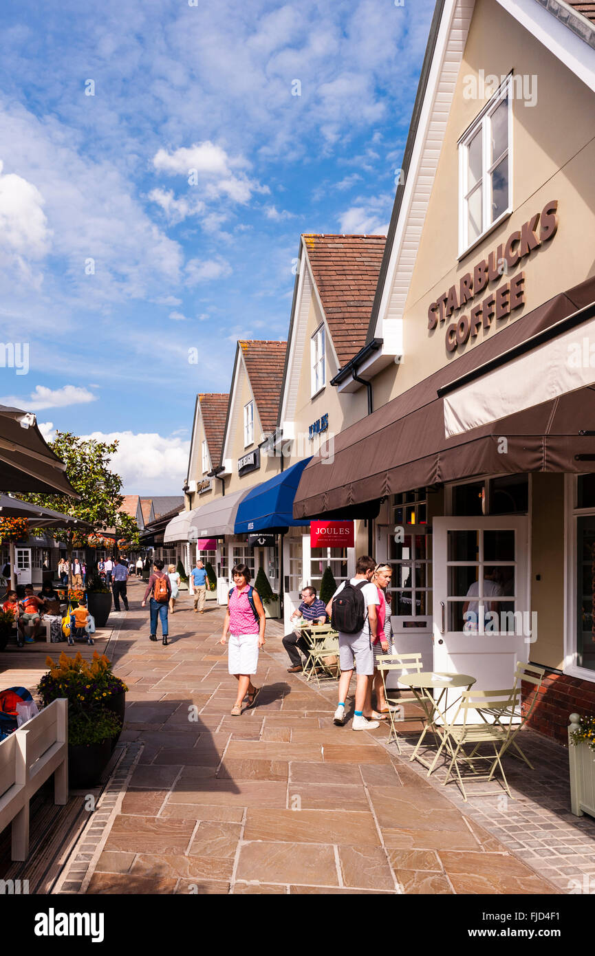 People shopping at Bicester Village in Bicester , Oxfordshire  , England , Britain , Uk Stock Photo
