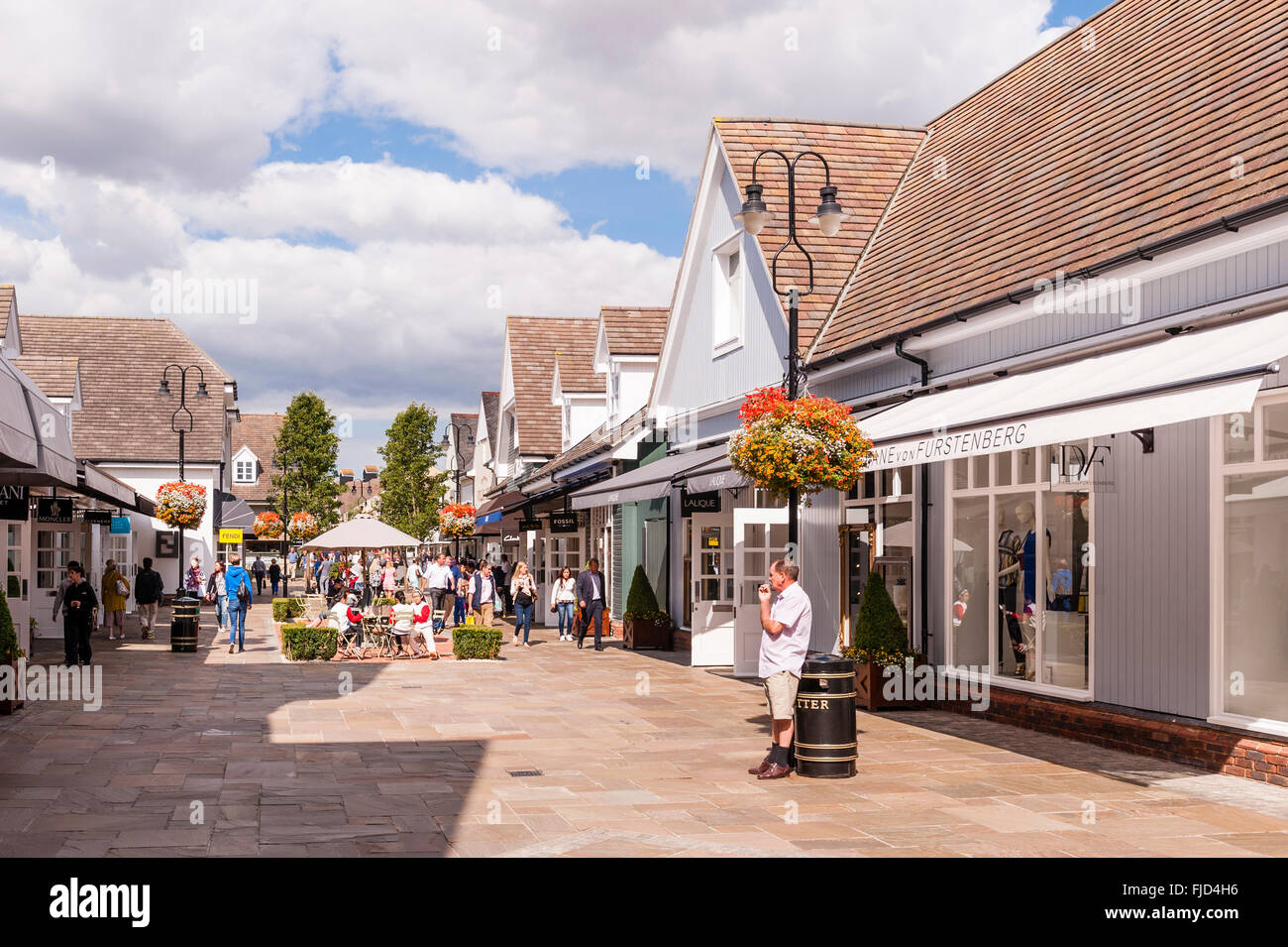 People shopping at Bicester Village in Bicester , Oxfordshire  , England , Britain , Uk Stock Photo