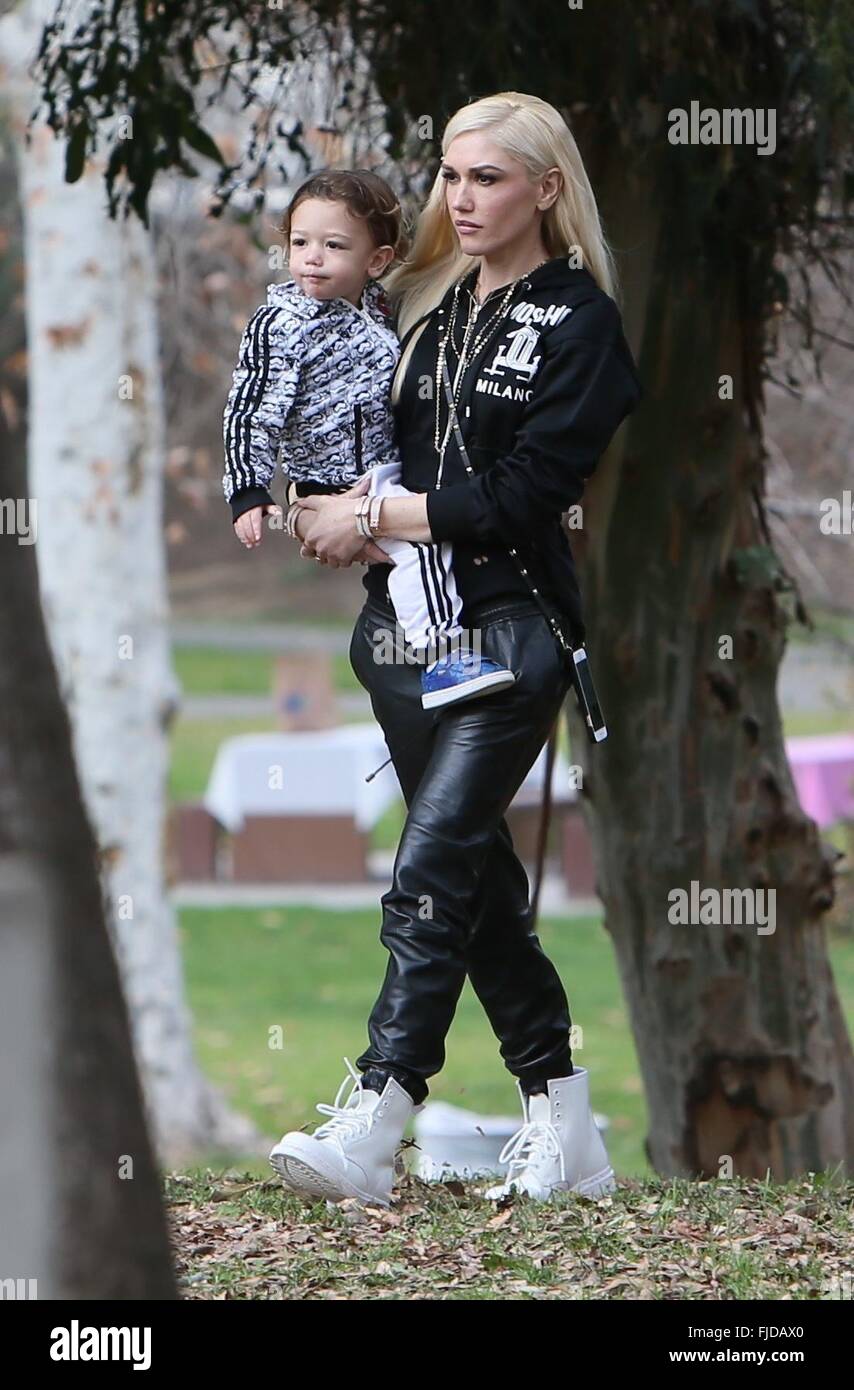 Gwen Stefani leaves a children's birthday party with her son Apollo