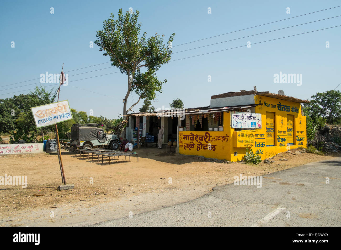 A dhaba on the highway from Udaipur to Jaipur, Rajasthan, India Stock