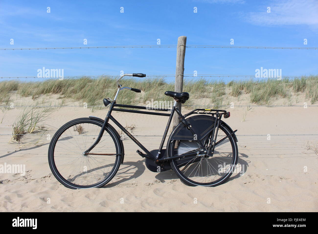 Black bicycle hi-res stock photography and images - Alamy