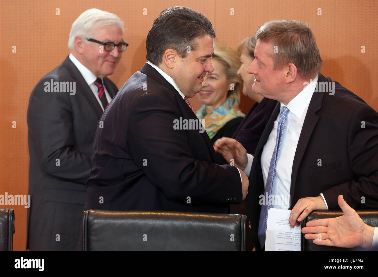 Berlin, Germany. 02nd Mar, 2016. German Minister of Economic Affairs Sigmar Gabriel (L) and Minister of Health Hermann Groehe talk in front of Foreign Minister Frank-Walter Steinmeier (L-R), Defence Minister Ursula von der Leyen, and Chancellor Angela Merkel at the start of the federal cabinet meeting in Berlin, Germany, 02 March 2016. Photo: WOLFGANG KUMM/dpa/Alamy Live News Stock Photo