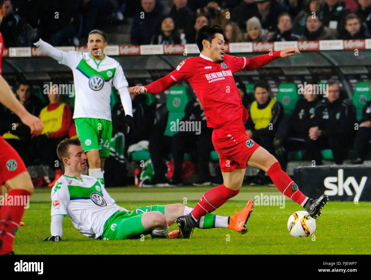 Hanover, Germany. 01st Mar, 2016. Hannover's Hotaru Yamaguchi (R) and Wolfsburg's Maximilian Arnold vie for the ball during the German Bundesliga soccer match between Hannover 96 and VfL Wolfsburg in the HDI Arena in Hanover, Germany, 01 March 2016. Photo: PETER STEFFEN/dpa/Alamy Live News Stock Photo