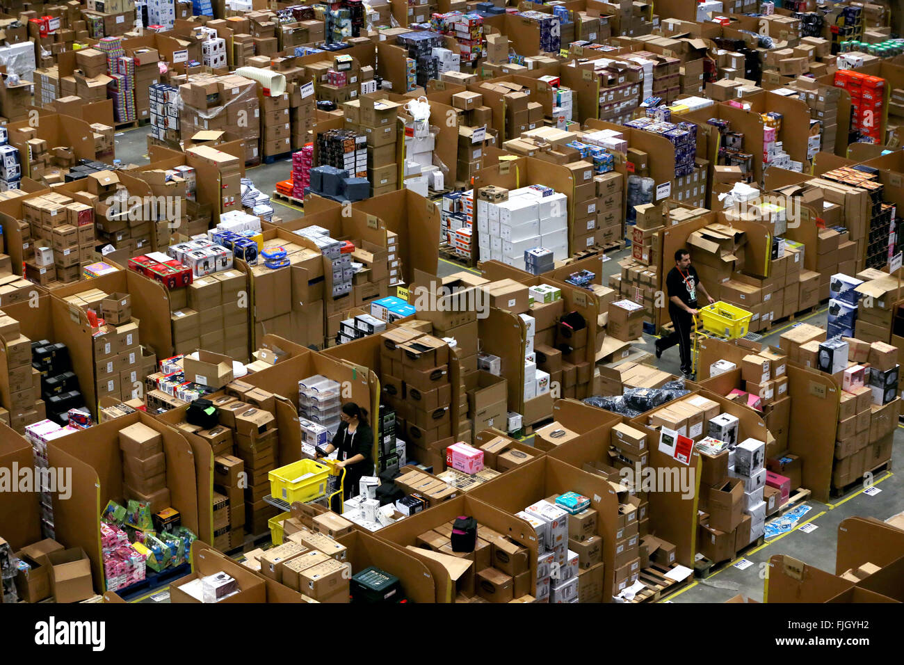 Amazon warehouse worker hi-res stock photography and images - Alamy