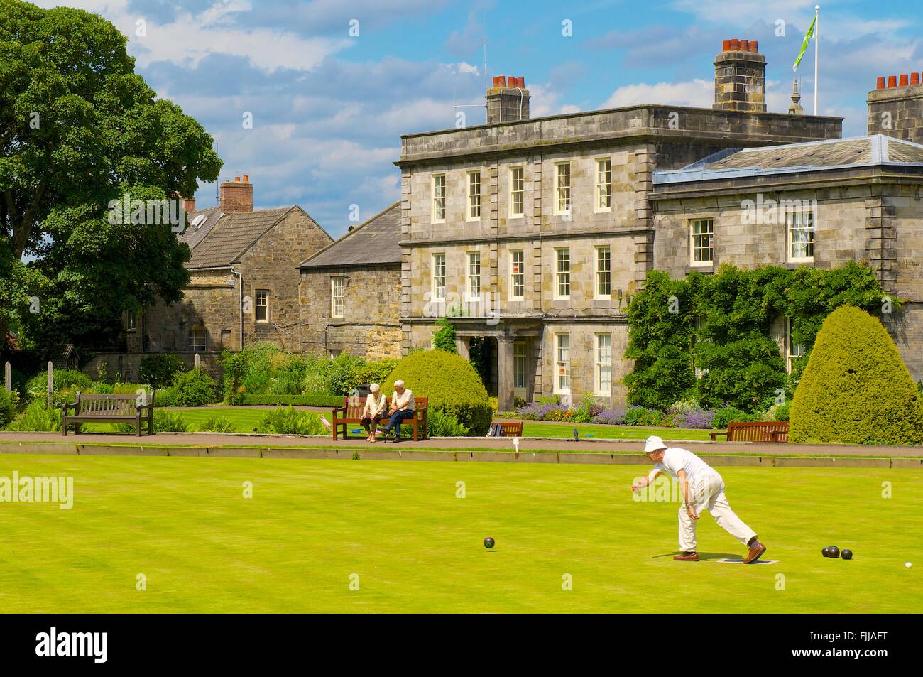 Lawn Bowls. Man rolling his bowl. Hexham House Bowling Club, Hexham, Northumberland, England, United Kingdom, Europe. Stock Photo