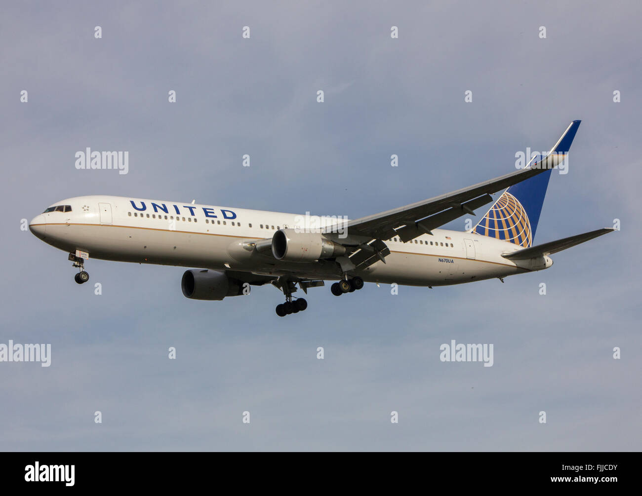 Boeing 767 United Airlines landing at LHR London Heathrow Airport Stock