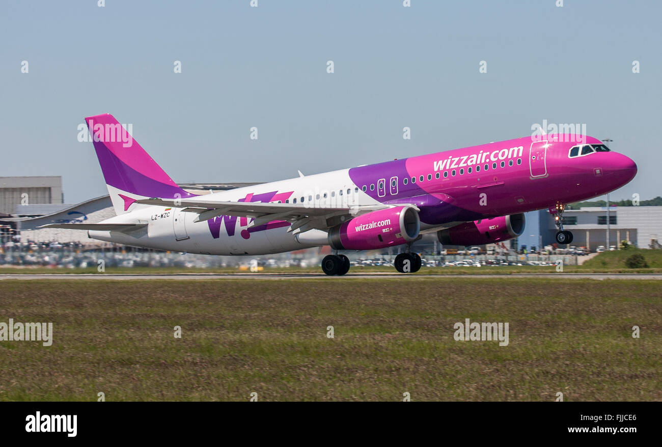 Wizzair airlines hi-res stock photography and images - Alamy