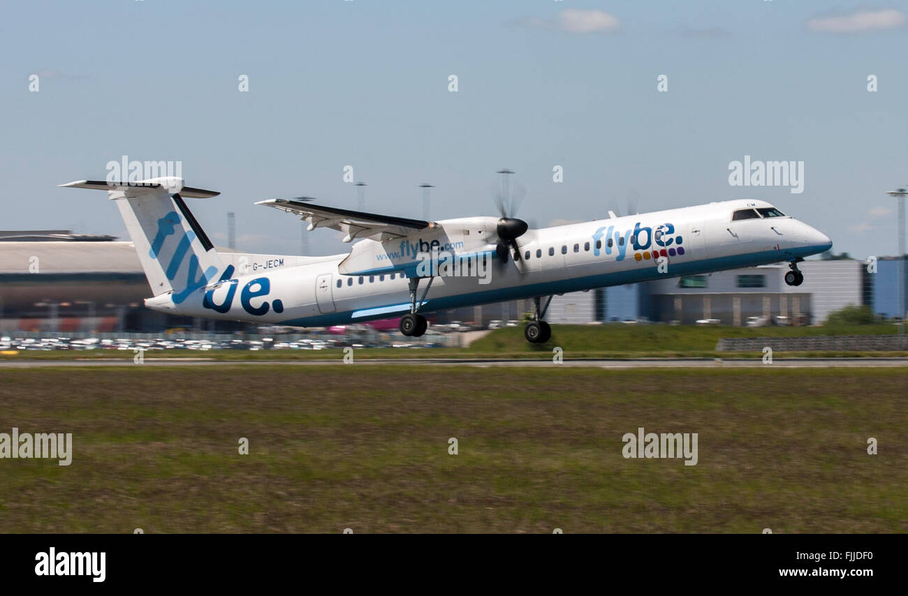 de Havilland Canada DHC8 Q400 taking off from London Luton Airport Stock Photo