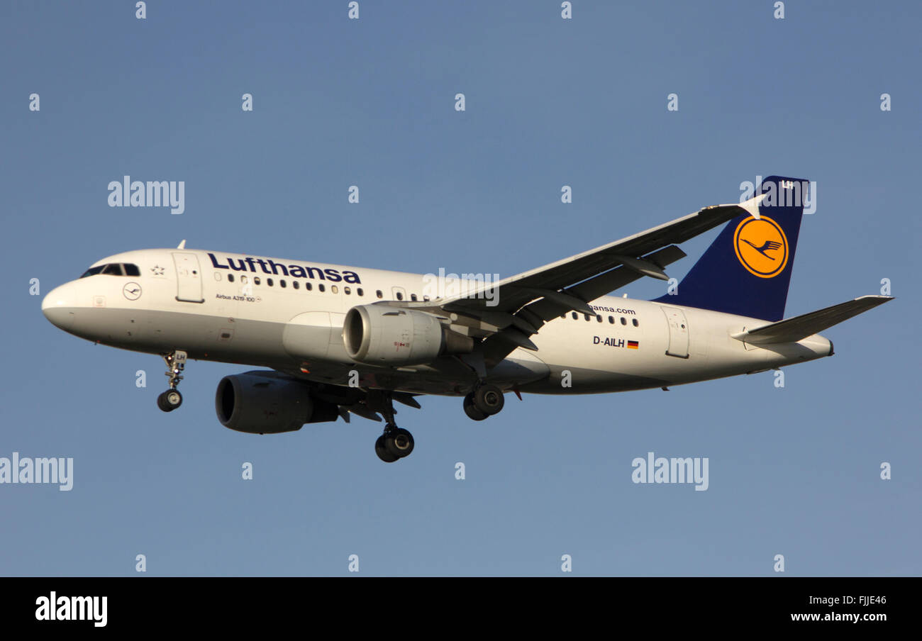 Airbus A319 of Lufthansa Airlines landing at LHR London Heathrow Airport Stock Photo