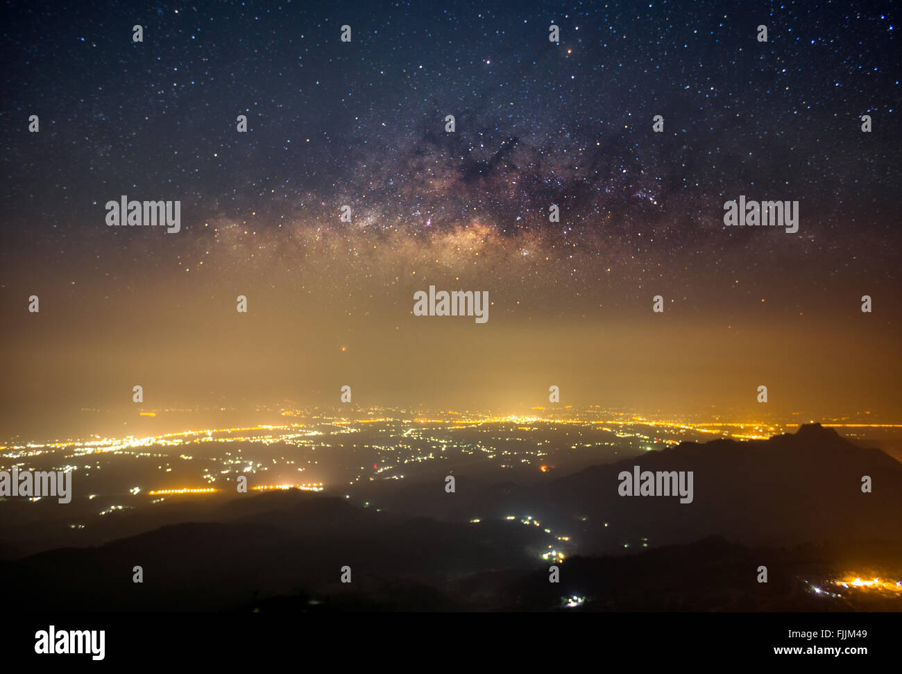 Milky way over mountains hi-res stock photography and images - Alamy