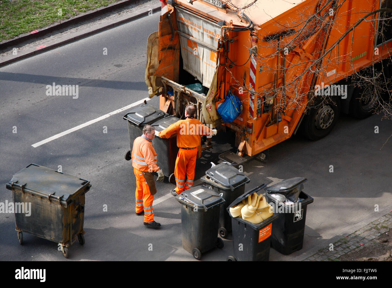 Müllauto der städtischen Müllabfuhr sammelt den Abfall ein Stock-Foto