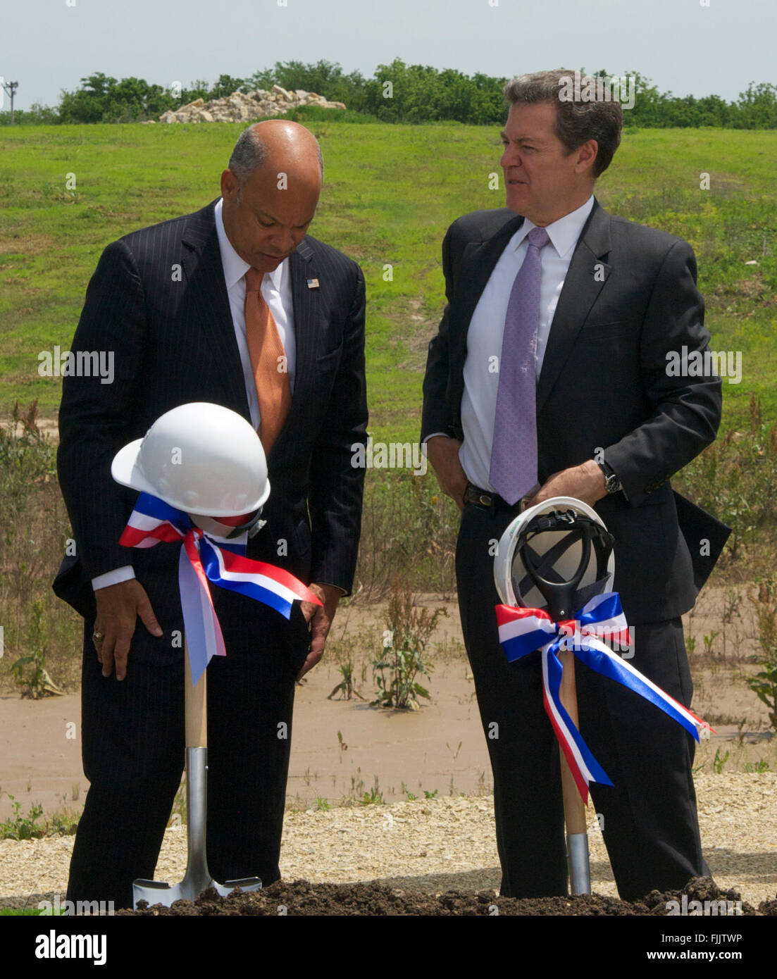 Manhattan, Kansas, USA, 27th May, 2015 L-R ) Secretary of Department of Homeland Security Jeh Jonson and Kansas Governor Sam Brownback (R) talk with one another after the official groundbreaking ceremony of the new biocontainment facility on the grounds of Kansas State University in Manhattan today. Credit: Mark Reinstein Stock Photo