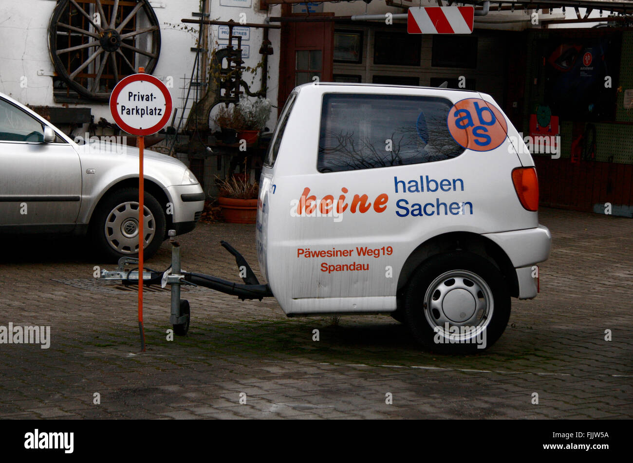 halbes Auto, Berlin-Spandau Stock Photo - Alamy
