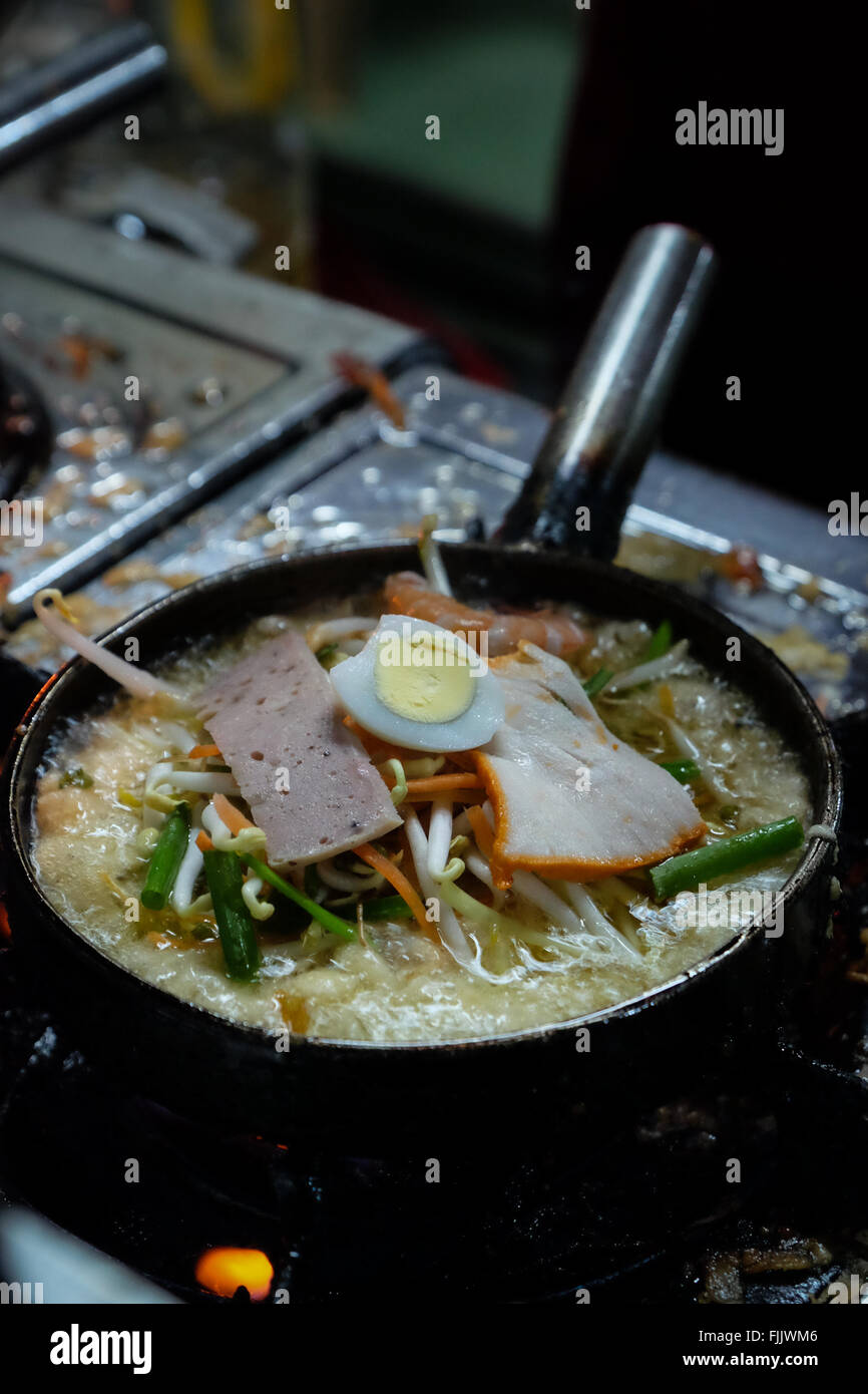 Banh Khoai cooking at the well-known locals restaurant, Hong Mai, located on Dinh Tien Hoang in Hue's Citadel Stock Photo