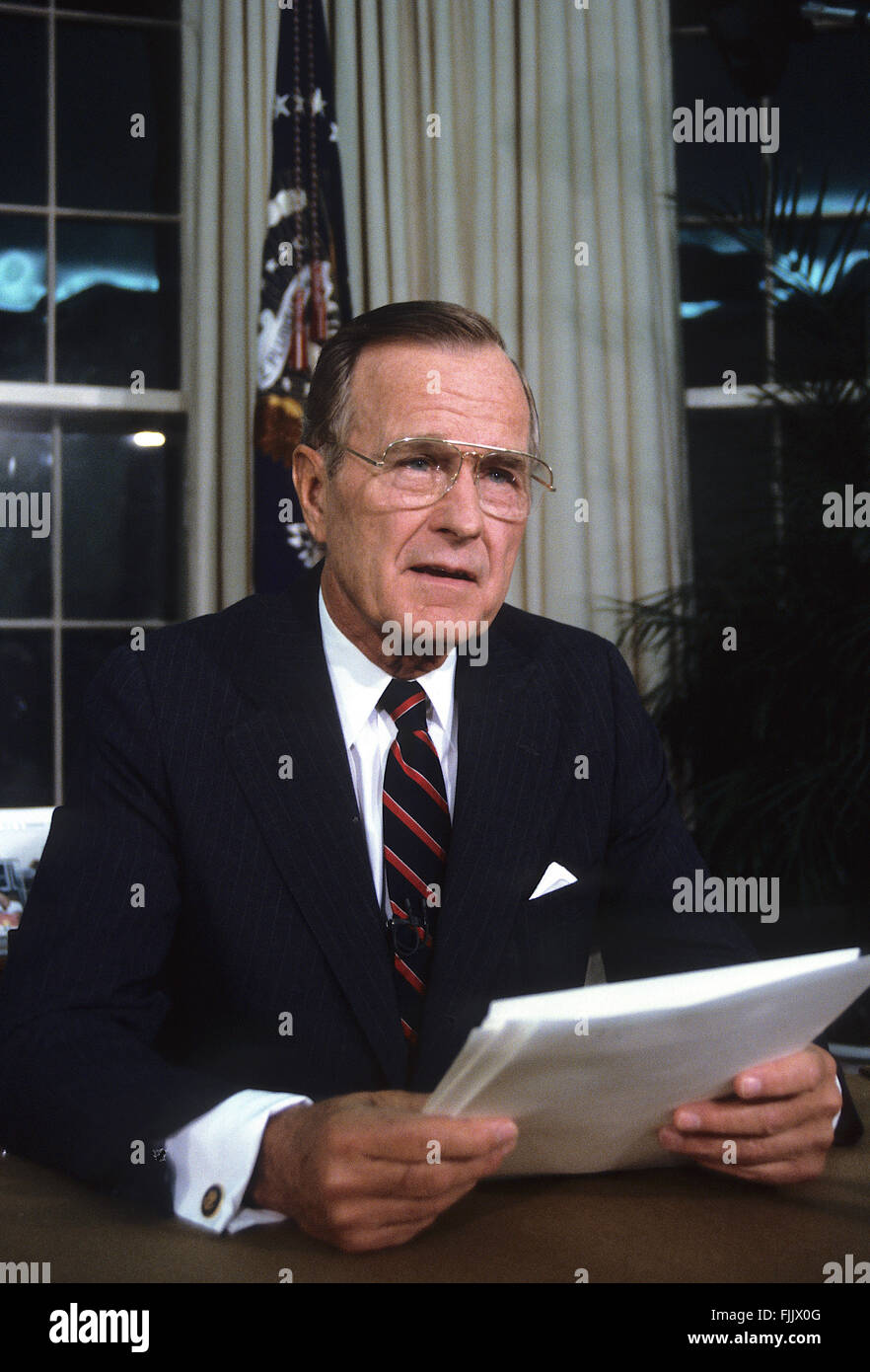 Washington, DC., USA, 27th September, 1991 President George H.W. Bush gives televised speech from the Oval Office on Nuclear Arms Reduction. Bush announced a raft of unilateral initiatives to limit and reduce the U.S. tactical nuclear weapons arsenal. (1) withdraw to the United States all ground-launched short-range weapons deployed overseas and destroy them along with existing U.S. Stockpiles of the same weapons: and (2) cease deployment of tactical nuclear weapons on surface ships, attack submarines, and land-based naval aircraft during 'normal circumstances' Credit: Mark Reinstein Stock Photo