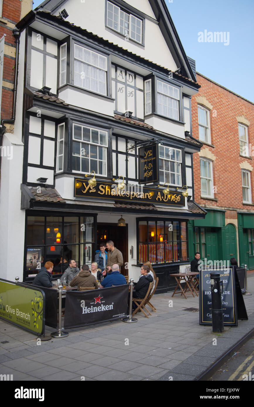 Ye Shakespeare public house dating back to 1636 with customers sitting outside Stock Photo