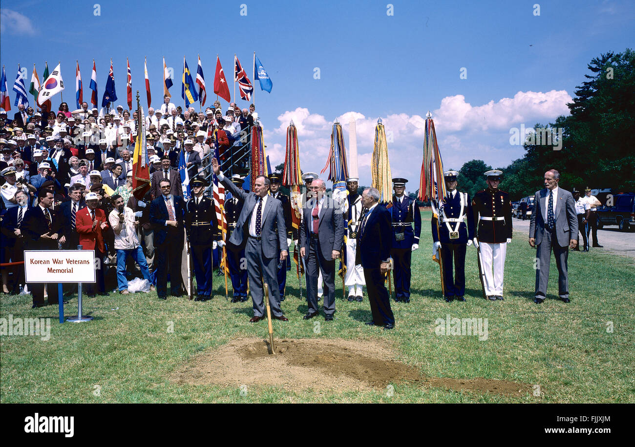 Washington, DC., USA, 14th June, 1992 President George H.W. Bush waves to the crowd of servicemen gathered to watch him and Marine Corps Generals Paul X. Kelly and Raymond Davis dig the first shovels of dirt at the groundbreaking ceremony at the dedication of the Korean War Memorial. General Kelly is a former Commandant of the Marine Corps and the chairman of the American Battle Monuments Commission. General Davis is a recipient of the Medal of Honor. He was awarded the medal for his actions during the Battle of the Chosin Reservoir December 1st, 1950. Credit: Mark Reinstein Stock Photo