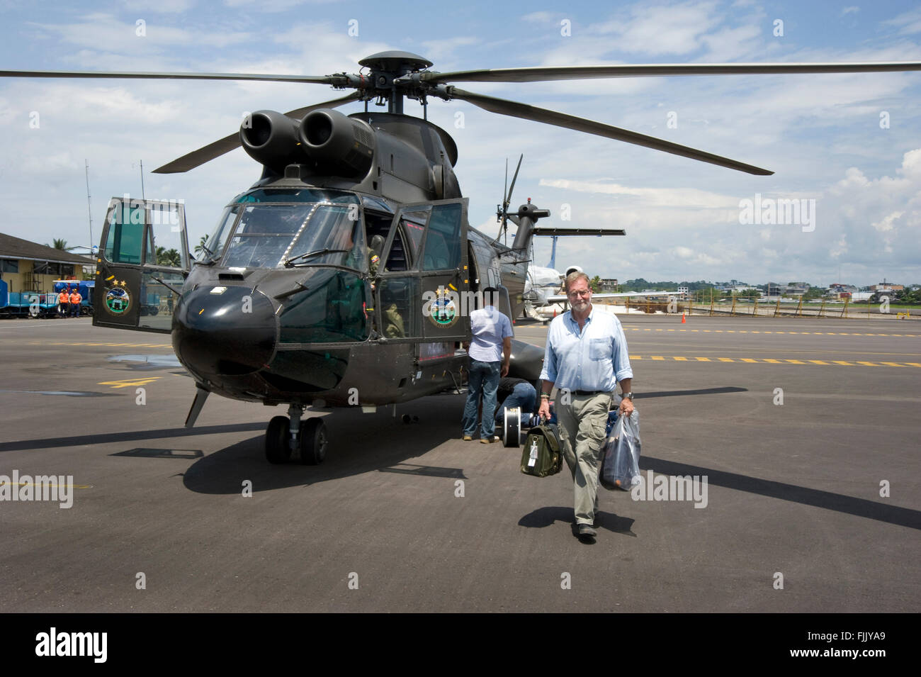 Travel journalist Peter Greenberg leaving helicopter on airfield in  Guayaquil, Ecuador Stock Photo