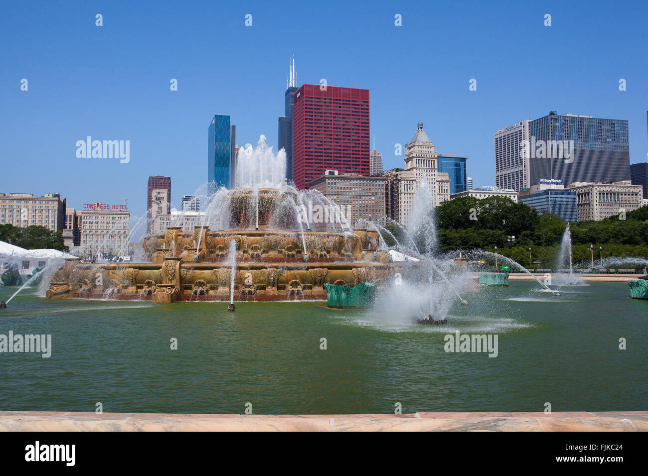 Famous Buckingham fountain in Grant Park, Chicago, USA Stock Photo - Alamy