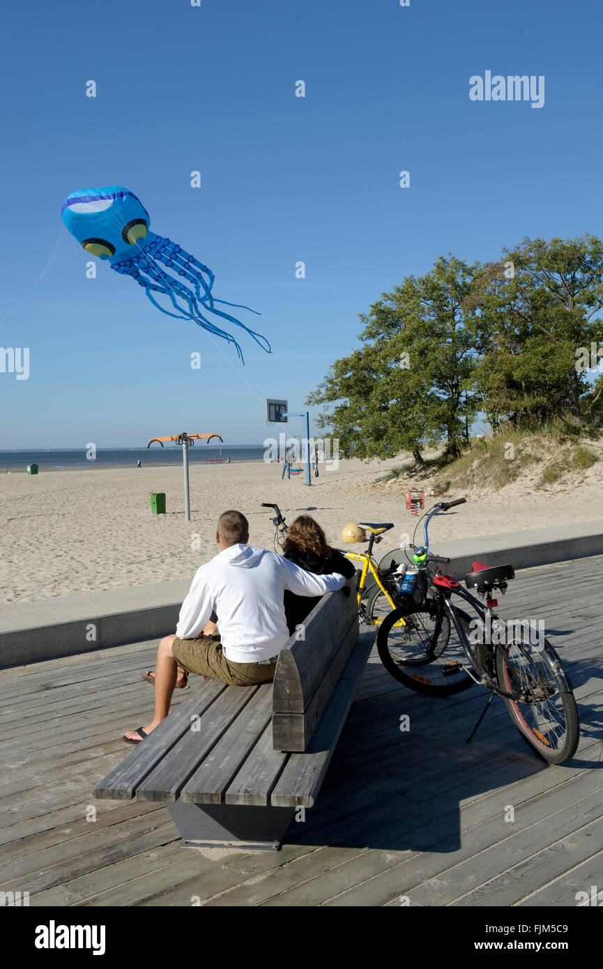 geography / travel, Estonia, Pärnu, beaches, couple watching kite in shape of an octopus, Additional-Rights-Clearance-Info-Not-Available Stock Photo