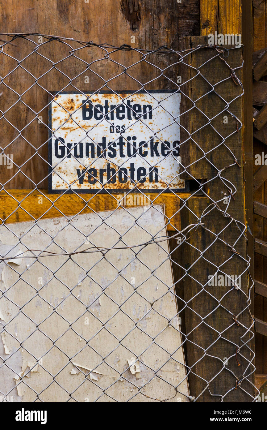 sign: no trespassing behind wire-netting fence Stock Photo
