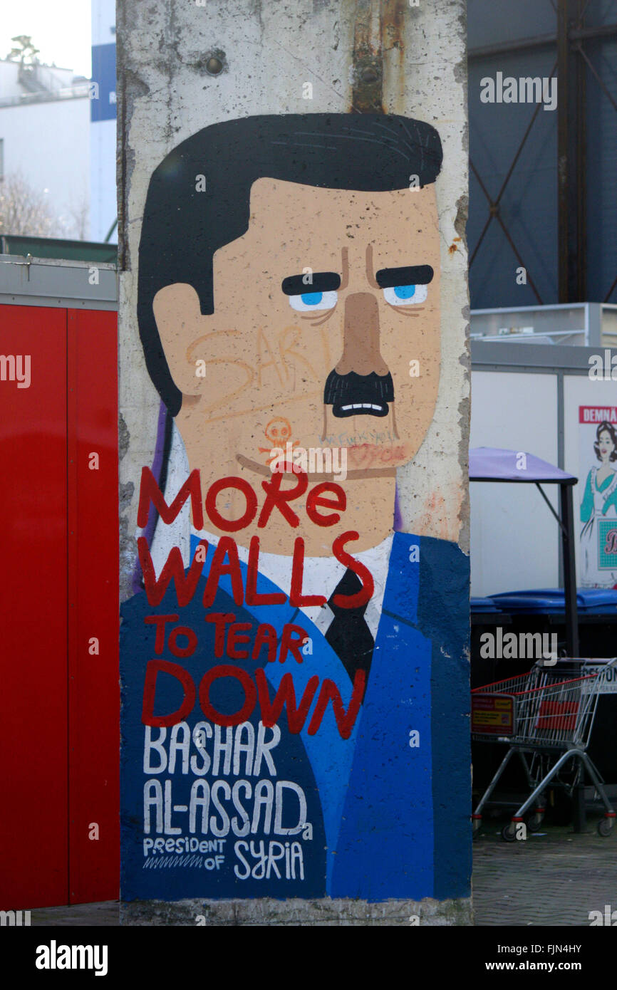 ein Stueck der ehemaligen Berliner Mauer mit dem syrischen Diktator Baschar Hafiz al-Assad , Berlin-Mitte. Stock Photo