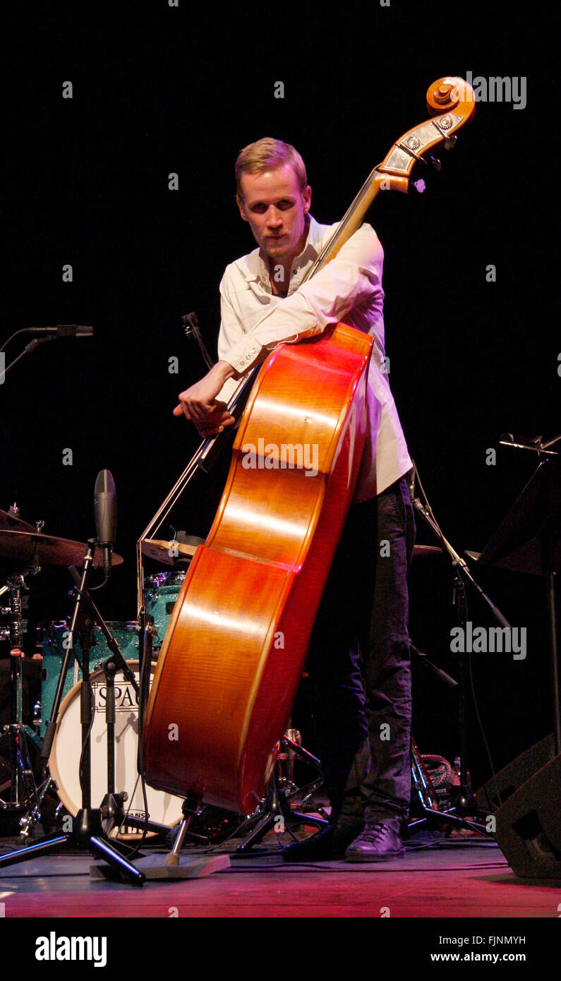 Petter Eldh (Bass) - Auftritt von 'Django Bates Beloved Bird', Jazzfest 2010, Haus der Berliner Festspiele, 7. November 2010, Be Stock Photo